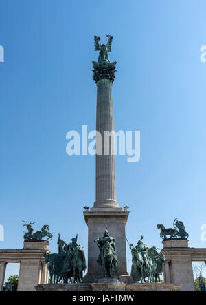 Statue e un monumento in Piazza degli Eroi (Hosok tere) City Park (Varosliget), Budapest, Ungheria. Foto Stock