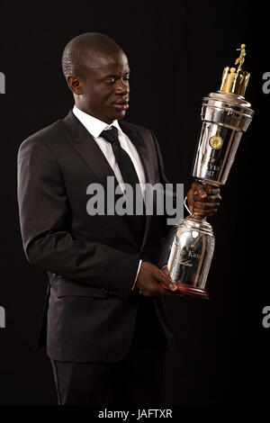 Chelsea N'Golo Kante che ha conquistato i giocatori di PFA pagatore del premio di anno durante il 2017 PFA premi al Grosvenor House Hotel Londra Foto Stock