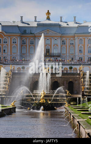 Fontane della grande cascata a Peterhof Palace, Peterhof, nei pressi di San Pietroburgo, Russia, Europa Foto Stock
