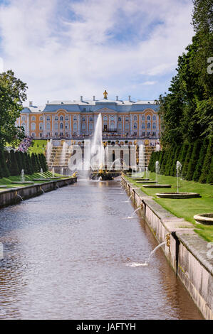 Fontane della grande cascata a Peterhof Palace,Peterhof, nei pressi di San Pietroburgo, Russia, Europa Foto Stock
