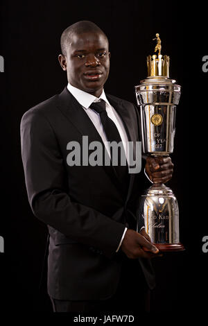 Chelsea N'Golo Kante che ha conquistato i giocatori di PFA pagatore del premio di anno durante il 2017 PFA premi al Grosvenor House Hotel Londra Foto Stock