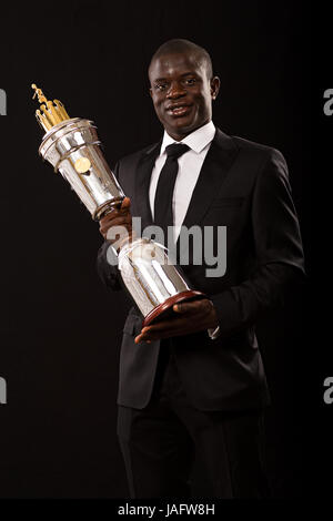 Chelsea N'Golo Kante che ha conquistato i giocatori di PFA pagatore del premio di anno durante il 2017 PFA premi al Grosvenor House Hotel Londra Foto Stock