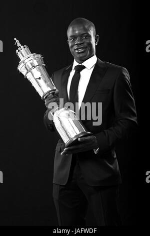 Chelsea N'Golo Kante che ha conquistato i giocatori di PFA pagatore del premio di anno durante il 2017 PFA premi al Grosvenor House Hotel Londra Foto Stock