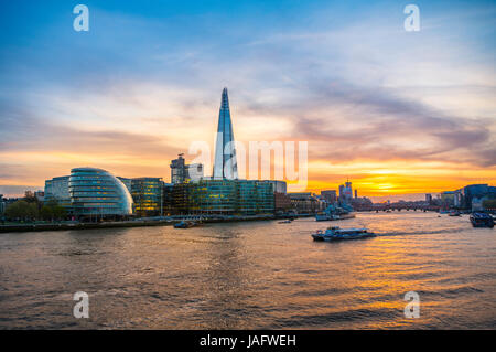 Skyline del complesso per uffici più Londra Riverside, London City Hall, Shard, Thames al tramonto, Southwark, Londra, Inghilterra Foto Stock