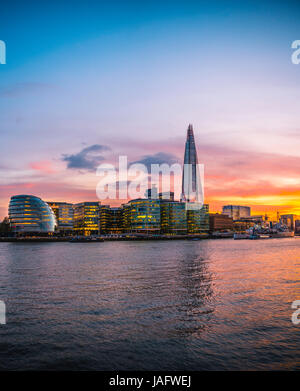 Skyline del complesso per uffici più Londra Riverside, London City Hall, Shard, Thames al tramonto, Southwark, Londra, Inghilterra Foto Stock