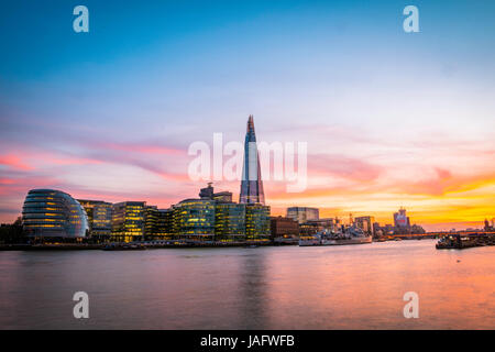 Skyline del complesso per uffici più Londra Riverside, London City Hall, Shard, Thames al tramonto, Southwark, Londra, Inghilterra Foto Stock