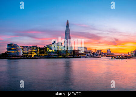 Skyline del complesso per uffici più Londra Riverside, London City Hall, Shard, Thames al tramonto, Southwark, Londra, Inghilterra Foto Stock