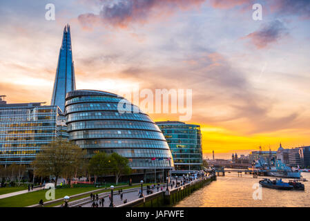 Riverside promenade sul Tamigi, Potters Fields Park, Skyline del complesso per uffici più Londra Riverside, Municipio di Londra Foto Stock