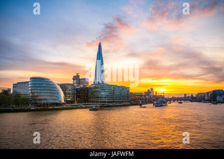 Skyline del complesso per uffici più Londra Riverside, London City Hall, Shard, Thames al tramonto, Southwark, Londra, Inghilterra Foto Stock