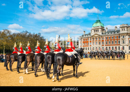 Guardia reale in rosso uniforme su cavalli, i bagnini, Blues e Royals, elettrodomestico cavalleria reggimento montato, parata a terra Foto Stock