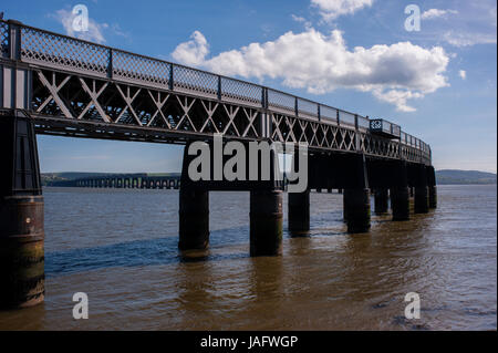 Il Tay Rail Bridge a Dundee. Situato sulla sponda nord del Firth of Tay Dundee è la quarta più grande città della Scozia . Foto Stock