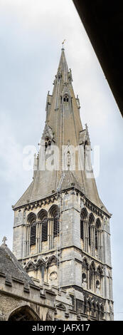 Le scale a pioli su St Mary's chiesa cristiana, Stamford, Inghilterra, costruita nel XII secolo con la torre aggiunto nel XIII secolo e la guglia mi Foto Stock