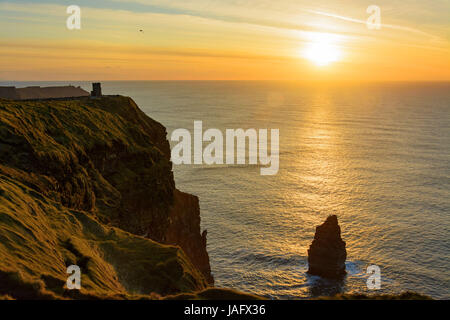 Epic viste dalle scogliere di Moher nella contea di Clare Irlanda Irlanda il numero 1 di attrazione turistica. Bellissima scenic campagna irlandese paesaggio lungo Foto Stock