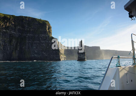 Epic viste dalle scogliere di Moher nella contea di Clare Irlanda Irlanda il numero 1 di attrazione turistica. Bellissima scenic campagna irlandese paesaggio lungo Foto Stock