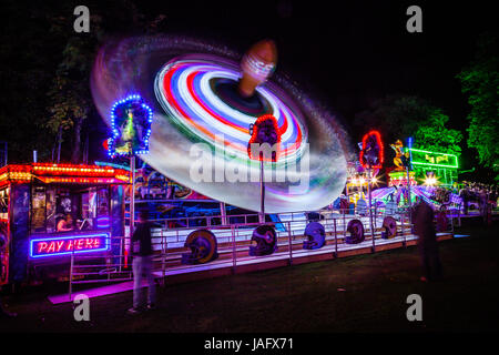 Traccia di luce da 'il Superbowl' fairground ride a Witney festa. Foto Stock