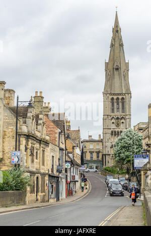 St Mary's collina che conduce fino alla chiesa di Santa Maria a Stamford, principalmente una città di pietra nel Lincolnshire, Inghilterra. Foto Stock