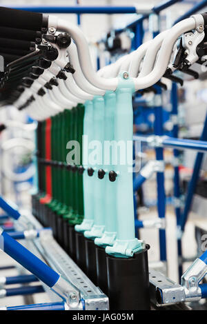 Close up di un manubrio di bicicletta appesi in una fabbrica di biciclette. Foto Stock