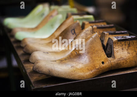 Close up di legno varie forme per calzature in un calzolaio della bottega. Foto Stock