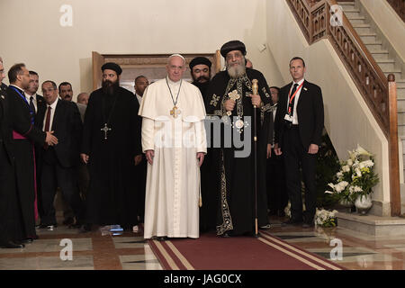 Papa Francesco incontra Papa Tawadros II, leader spirituale di dell'Egitto i cristiani ortodossi, alla Cattedrale di San Marco al Cairo, in Egitto. Dotato di: Papa Francesco, Papa Tawadros II dove: Il Cairo, Egitto quando: 28 Apr 2017 Credit: IPA/WENN.com * * disponibile solo per la pubblicazione in UK, USA, Germania, Austria** Foto Stock