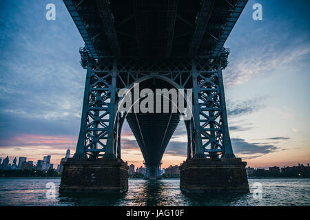 New York, Stati Uniti d'America - 27 maggio 2016. Il Manhattan Bridge è un ponte sospeso che attraversa East River e collega la parte inferiore di Manhattan con Brooklyn. Foto Stock