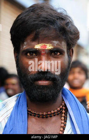 MADURAI, Tamilnadu, India - 08 gennaio 2010: Indiano pellegrini in piedi davanti al tempio della città Maduraj in India Foto Stock