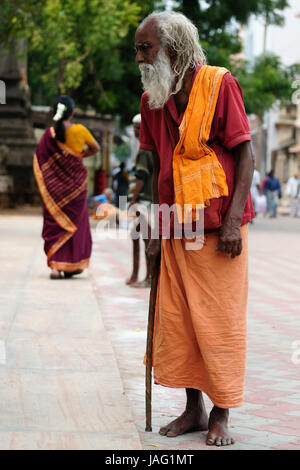 MADURAI, Tamilnadu, India - 08 gennaio 2010: Indiano pellegrini in piedi davanti al tempio della città Maduraj in India Foto Stock
