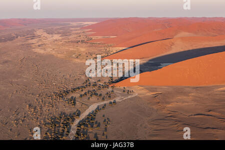 Vista da un elicottero di grandi dune di sabbia rossa del Namib Naukluft Park, Sossusvlei, Namibia Foto Stock