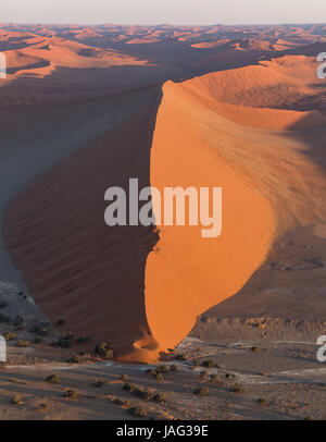 Vista da un elicottero di uno dei grandi dune di sabbia rossa del Sossusvlei in Namibia Foto Stock