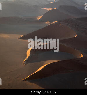 Vista da un elicottero delle dune di Sossusvlei, Namibia Foto Stock