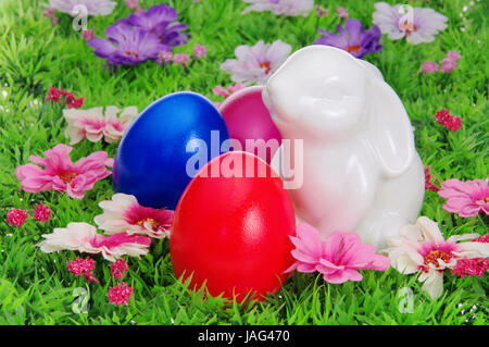 Ostereier auf Blumenwiese - uova di pasqua sul prato di fiori 28 Foto Stock