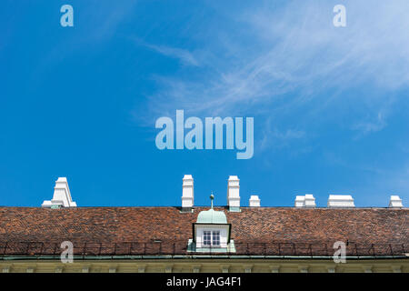 Tetto con i camini di bianco sul cielo blu Foto Stock