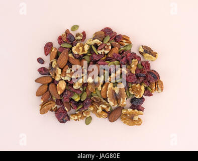 Vista superiore della omega 3 percorso misto dadi e frutta su una rosa tagliere. Foto Stock