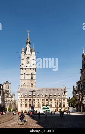 Il 91 metro alto campanile, una delle tre torri medievali che si affacciano sulla città vecchia di Ghent, Belgio. Questa è la più grande torre campanaria nel paese Foto Stock