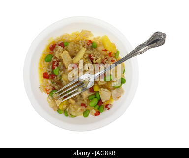 Vista dall'alto di una ciotola di pollo, riso, acqua di castagne, peperoni rossi e pezzi di ananas in una salsa con una forcella in cima il cibo isolato su un bianco backgr Foto Stock