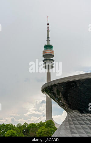 Il BMW Welt di Monaco di Baviera con Olympic Tower, Germania Foto Stock