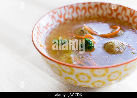 Verdura fresca zuppa con gnocchetti nel vaso colorato Foto Stock