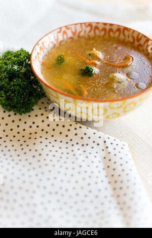 Verdura fresca zuppa con gnocchetti nel vaso colorato Foto Stock