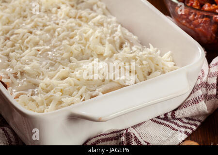 Cannelloni ripieni di carne cotta in una casseruola pronto per la cottura. Cucina italiana Foto Stock