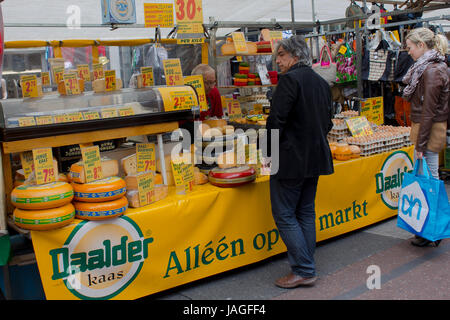 In casa olandese il mercato dei formaggi in stallo in Amsterdam, Paesi Bassi Foto Stock