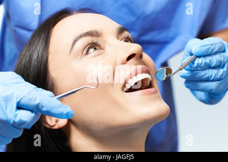 Giovane donna avente Check Up e esame dentale al dentista Foto Stock