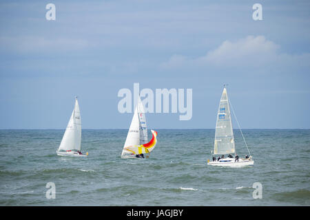 Whitby, Regno Unito. Yacht nelle vicinanze Whitby Pier. Foto Stock