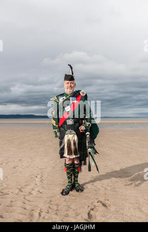 John Mackintosh è un tradizionale Bagpiper scozzese. Ha avuto una carriera come Piper nell'esercito britannico, l'Edinburgh City Police Pipe Band e la Lothia Foto Stock