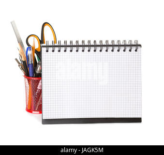 Attrezzature scolastiche con matite, notebook isolato su bianco. Foto Stock