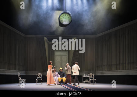 " Il Cantante calva" presso il teatro spagnolo di Madrid con: Adriana Ozores, Fernando Tejero, Javier Pereira, Carmen Ruíz dove: Madrid, Spagna Quando: 28 Apr 2017 Credit: Oscar Gonzalez/WENN.com Foto Stock