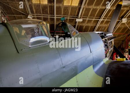 Il Supermarine Spitfire LF Mk Vc AR501 sottoposto ad un restauro completo presso Old Warden Aerodrome Foto Stock