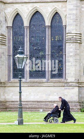 Ecclesiastici al di fuori della Cattedrale di Salisbury, Salisbury, Wiltshire, Inghilterra, Regno Unito Foto Stock