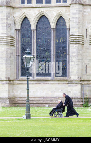 Ecclesiastici al di fuori della Cattedrale di Salisbury, Salisbury, Wiltshire, Inghilterra, Regno Unito Foto Stock