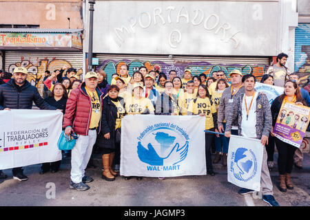 Valparaiso, Cile - 01 Giugno 2017: cileni hanno marciato attraverso Valparaiso le strade in seguito Presidente Michelle Bachelet annuali di stato dell'Unione sp Foto Stock