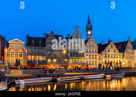 Vista notturna di Graslei quay con Post Plaza tower, Gand, Fiandre Orientali, Belgio Foto Stock