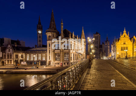 Vista notturna di Graslei quay con Post Plaza tower, Gand, Fiandre Orientali, Belgio Foto Stock